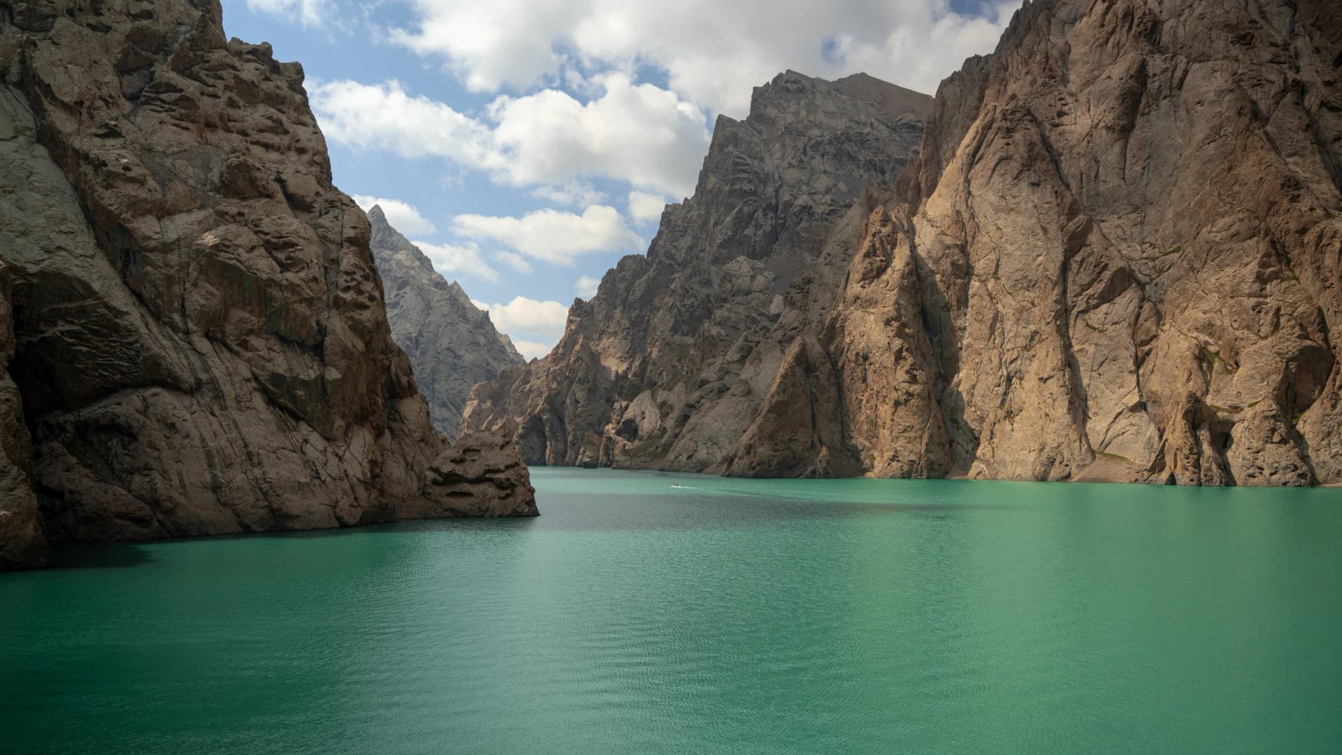 Turquoise Kel-Suu-meer tussen steile canyonwanden